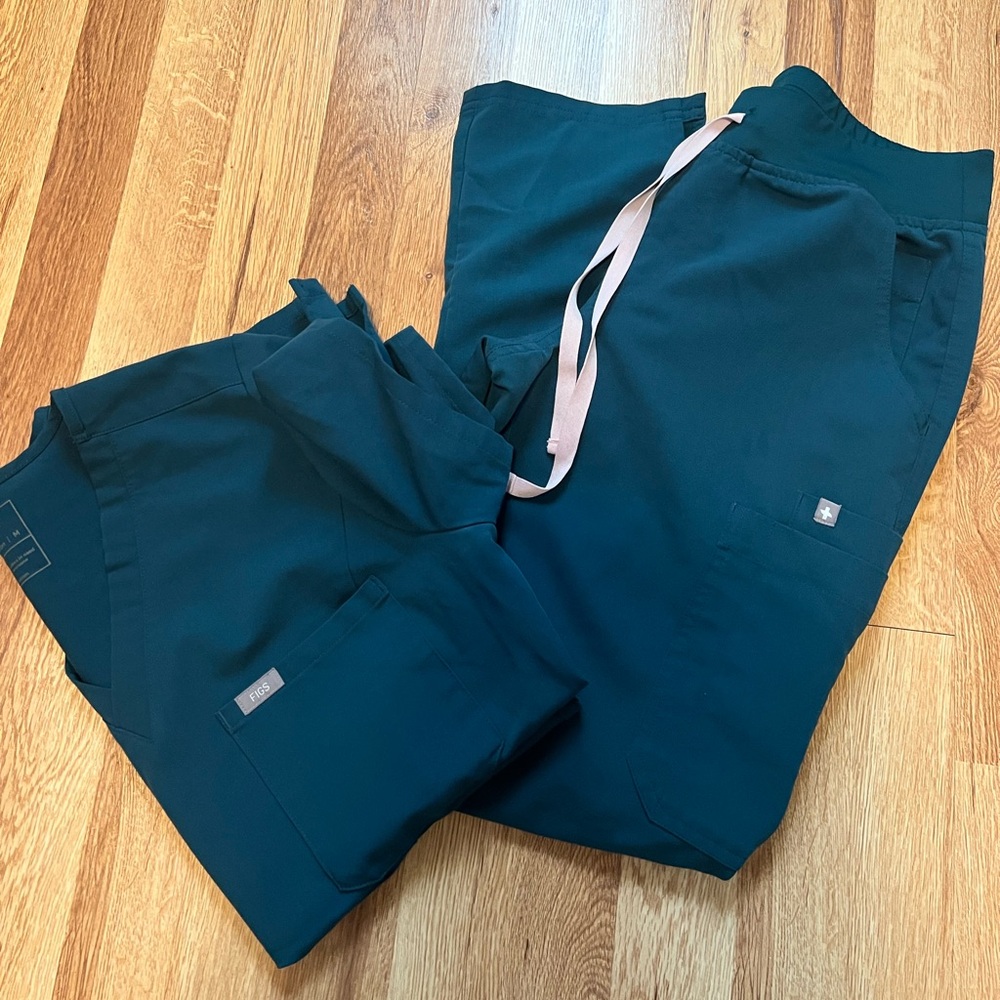 FIGS SCRUB SET! Lightly worn